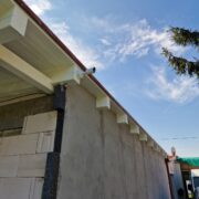 Kamerový systém na domě Kamerový systém na exteriéru domu pro zabezpečení a monitorování.