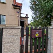 Kamerový systém pro zabezpečení domu Kamerový systém na vjezdové bráně s monitorovacím zařízením.