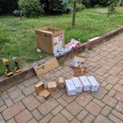 Kamerový systém - příprava instalace Příprava kamerového systému s nářadím a komponenty na chodníku.
