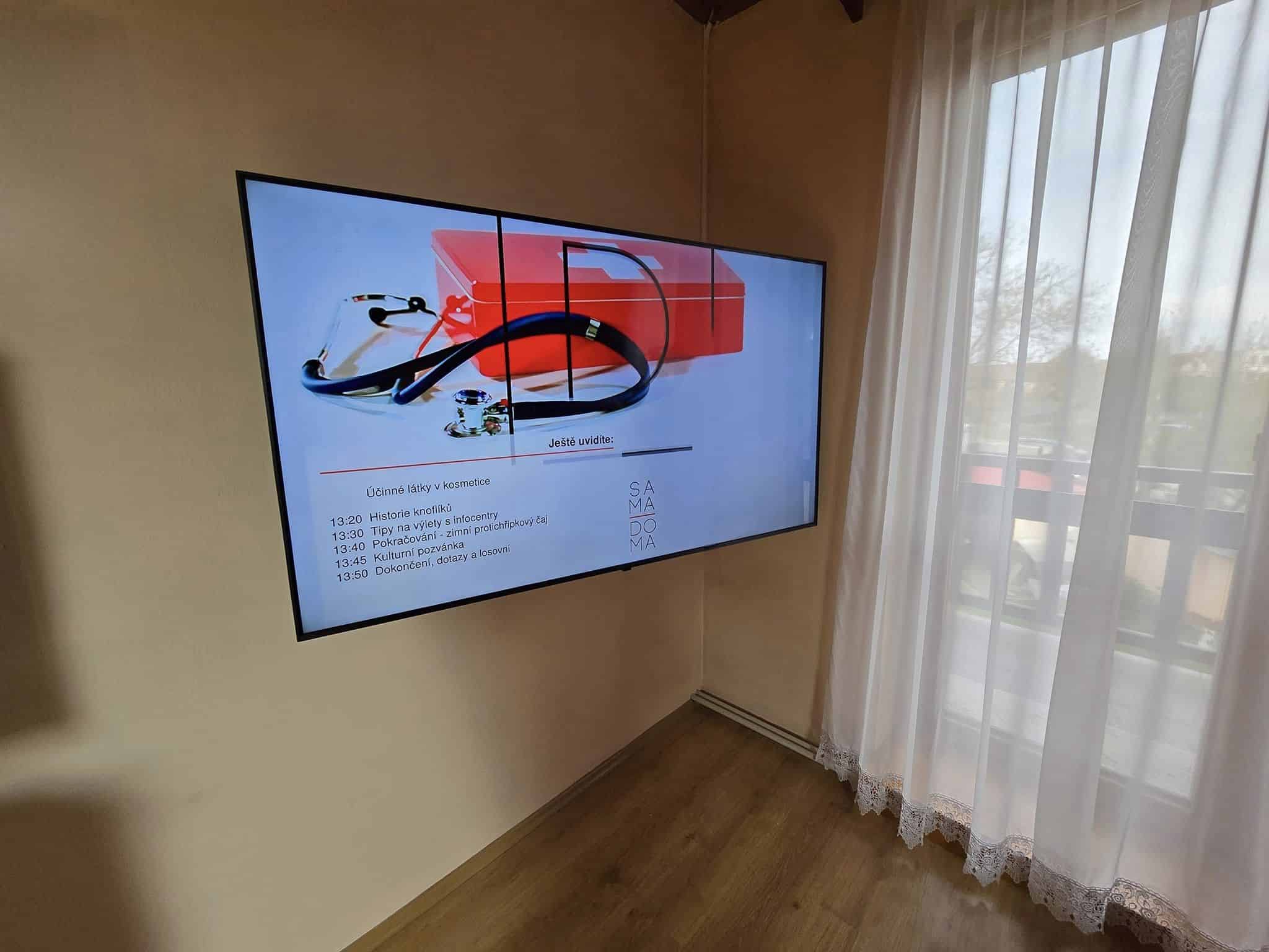 Prodej a montáž TV Televize na stěně v obývacím pokoji, připravena k použití.