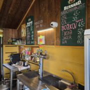 Uvítací bar s nabídkou alkoholických nápojů a menu na tabuli. Uvítací bar s nabídkou alkoholických nápojů a menu na tabuli.