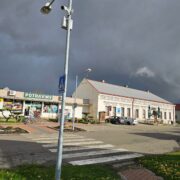 Instalace kamerového systému Kamerový systém na ulici s moderním osvětlením a přechodem pro chodce.