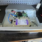 Kamery AcuSense AcuSense kamera s pevným diskem a elektronikou.