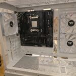 PC na míru s komponenty a ventilátory. Alternativní text (ALT): Vnitřek počítače s matiční deskou, ventilátory a chladičem.