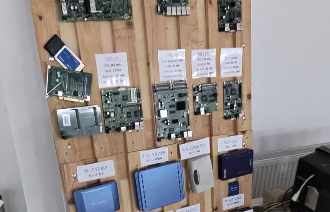ALOHAnet a vývoj Wi-Fi technologií.