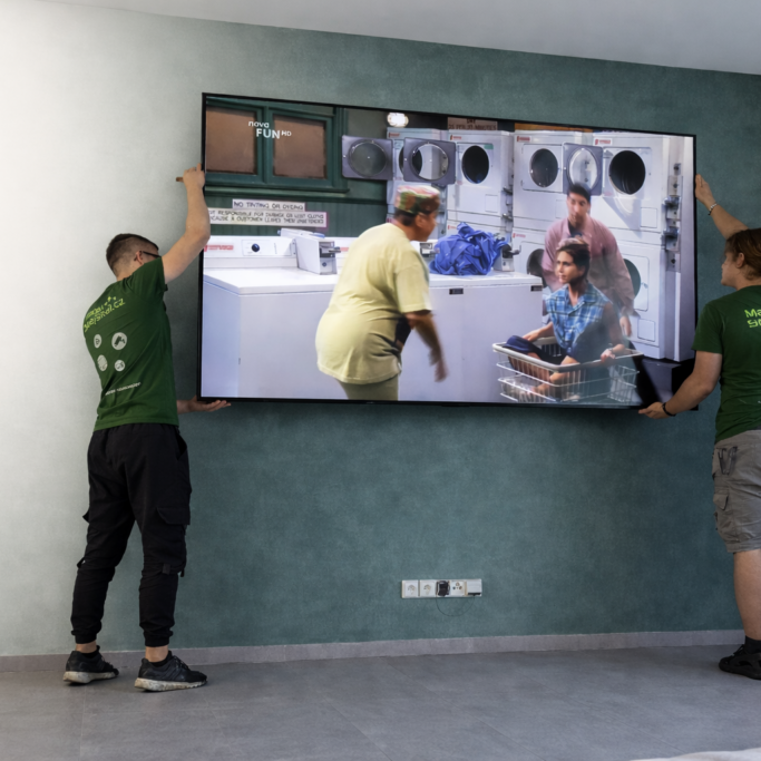 Průvodce instalací kamer a zabezpečení Instalace kamer a zabezpečovacích systémů, technici v akci.