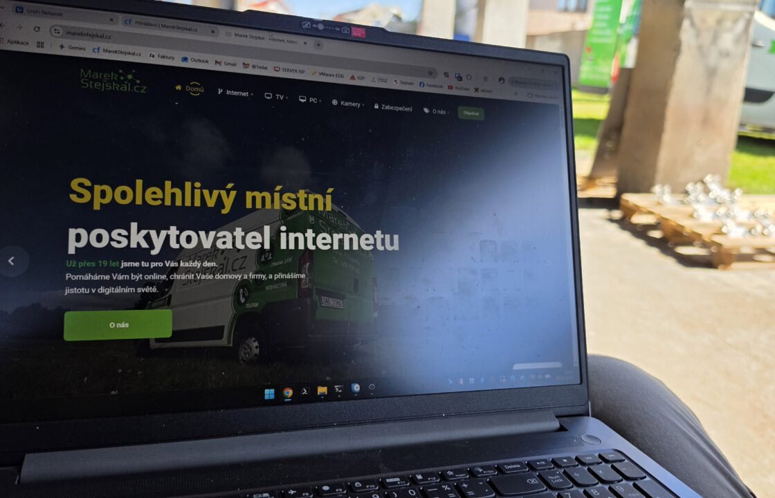 Laptop na webové stránce Marek Stejskal s nabídkou internetu a zabezpečení.