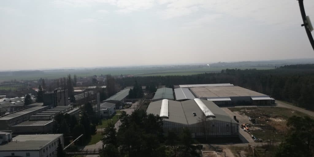 Pohled na průmyslové objekty v Zvěřínku, technické zařízení.