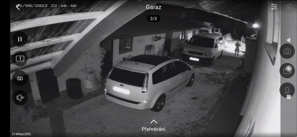 Kamerový systém zachycuje parkoviště a vchod v nočních podmínkách.