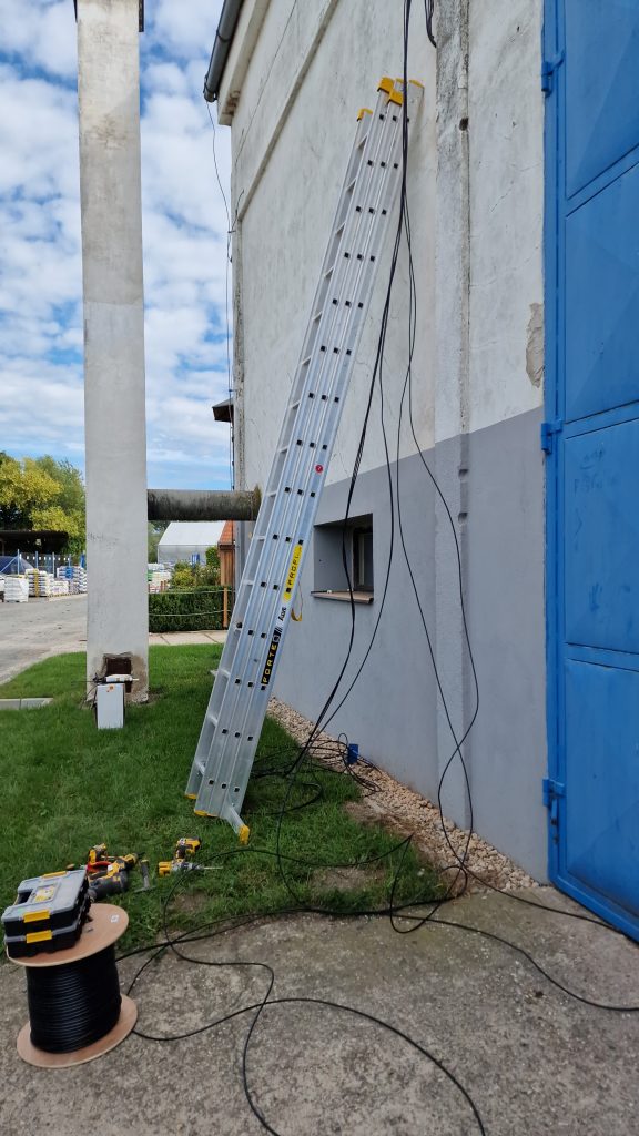 Instalace kamerového systému na venkovní stěně budovy.