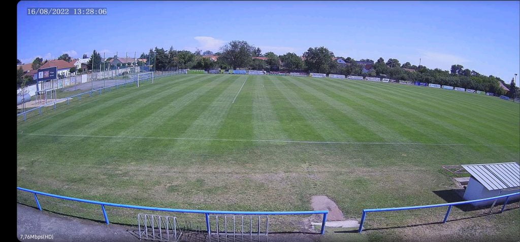 Kamerový systém na fotbalovém hřišti pro sledování a zabezpečení sportovního areálu.