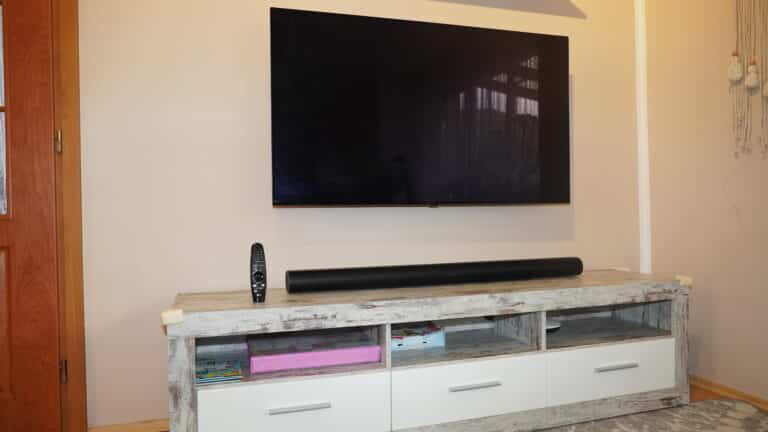 Hotová instalace: televize na zdi a soundbar na komodě pod ní
