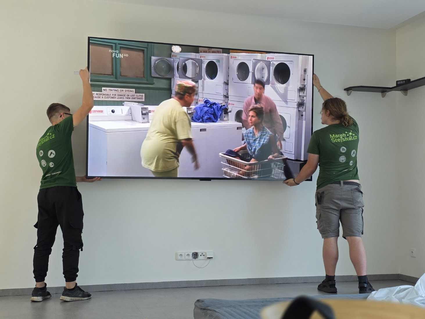 Instalace TV na zeď s profesionálním přístupem a precizností. Rychlá a bezpečná montáž pro dokonalý.
