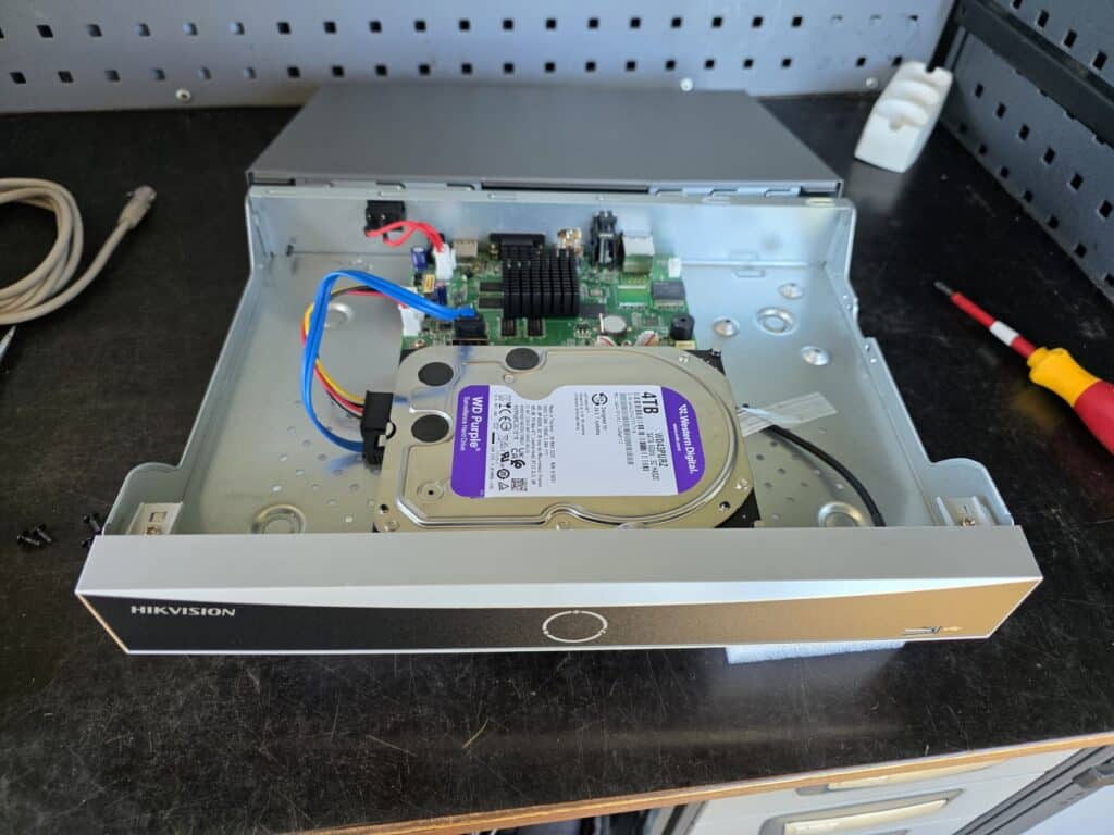 AcuSense kamera s pevným diskem a elektronikou.