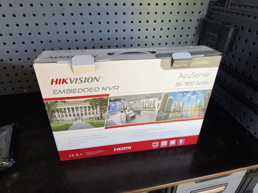 Bezpečnostní kamera Hikvision s technologií AcuSense pro přesné rozpoznání pohybu.