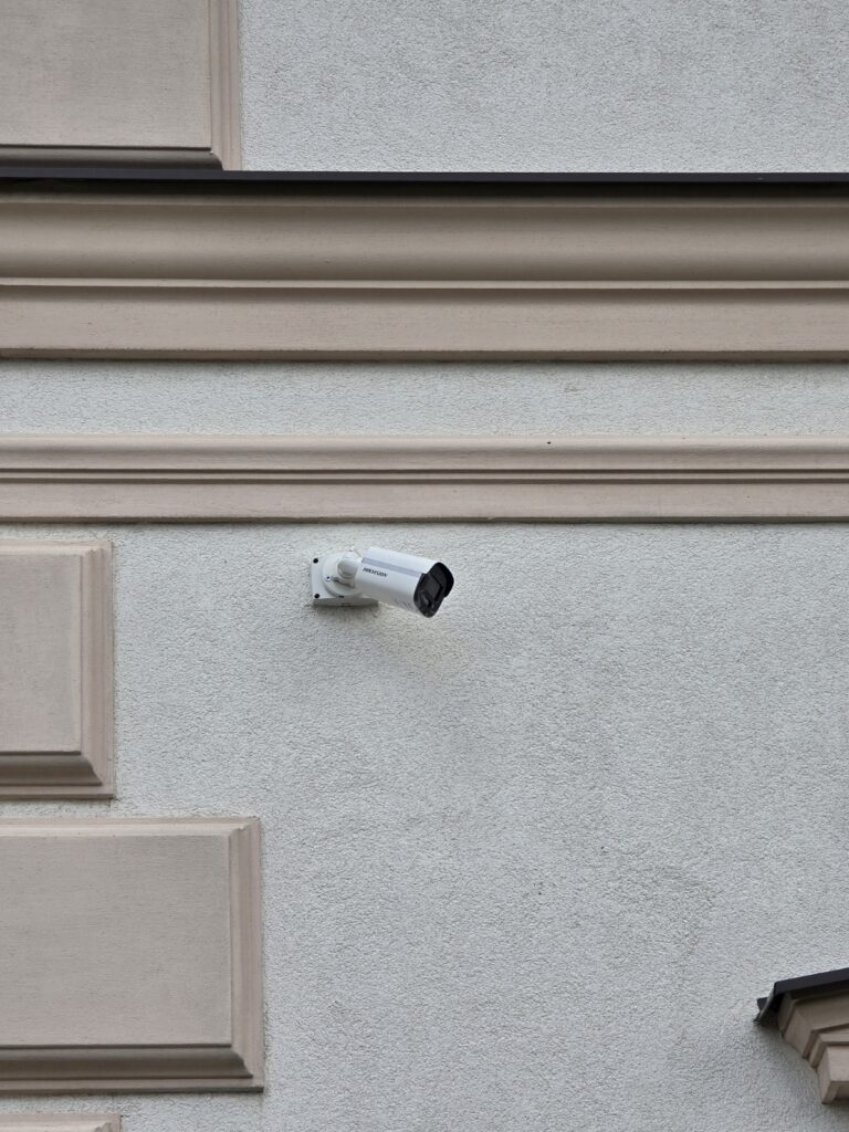 Kamera na sledování exteriéru domu pro zvýšení bezpečnosti.