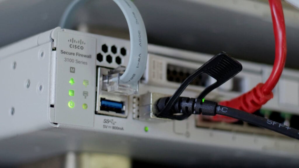 Síťové připojení a zabezpečení IoT zařízení v chytré domácnosti.