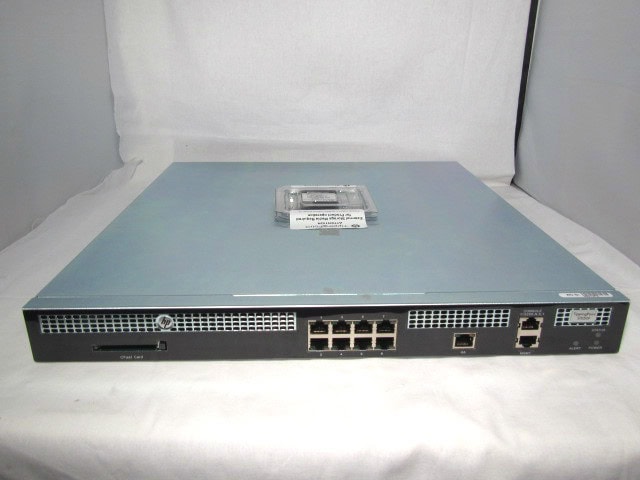 Server síťového zařízení s porty Ethernet a bezpečnostními prvky.