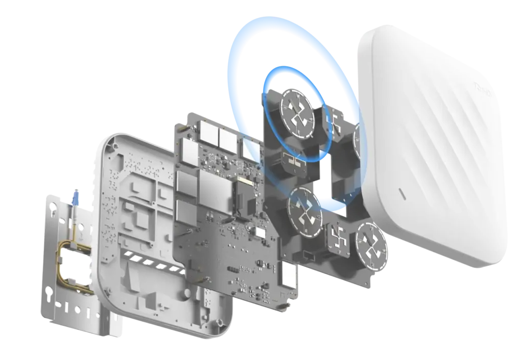 Router s odnímatelnou anténou a vnitřními součástkami pro zlepšení domácího WiFi signálu.