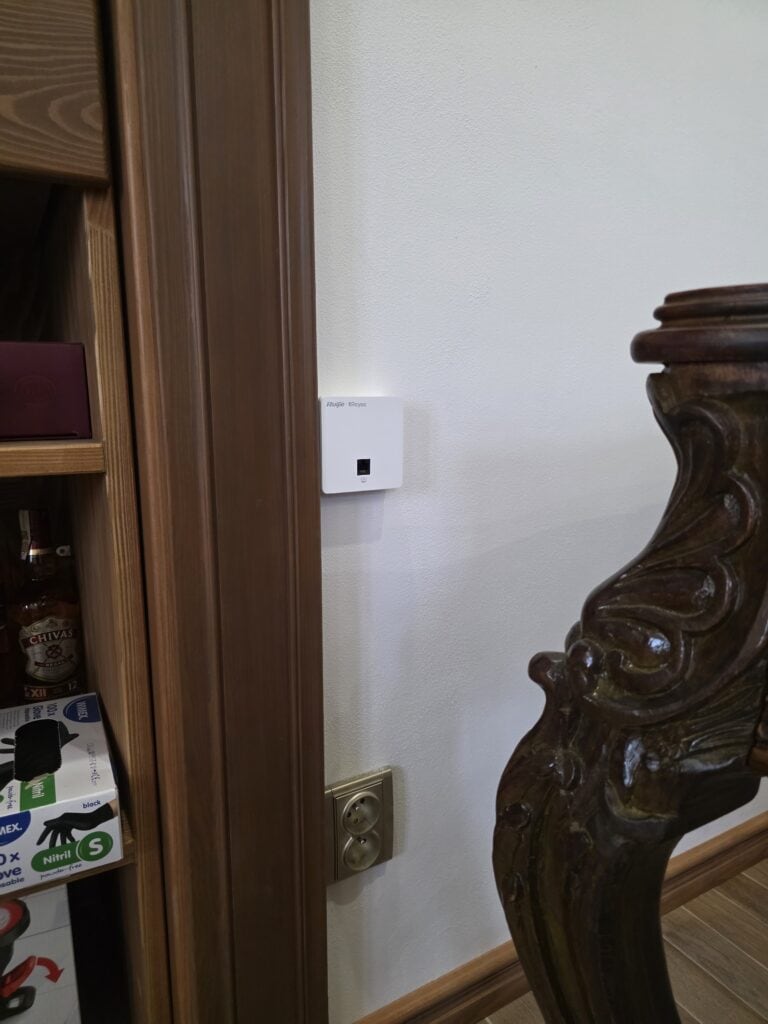 WiFi opakovač a bezpečnostní zařízení v domácnosti.