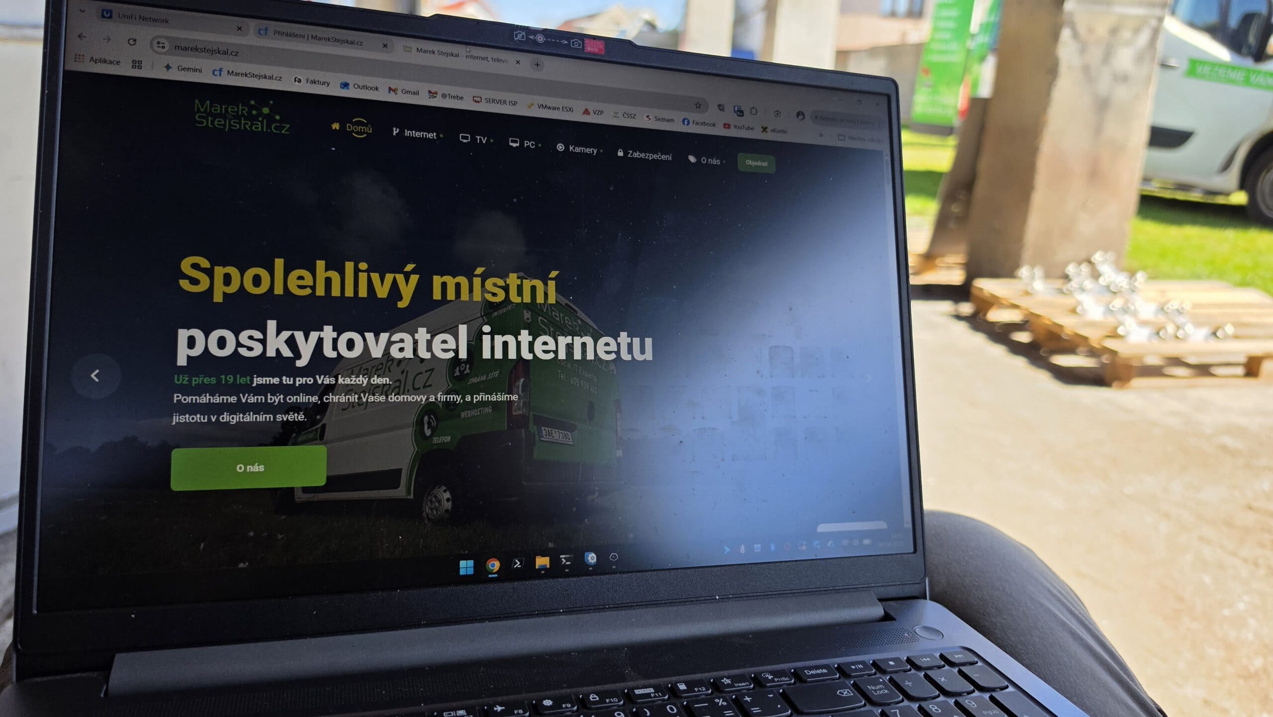 Laptop na webové stránce Marek Stejskal s nabídkou internetu a zabezpečení.