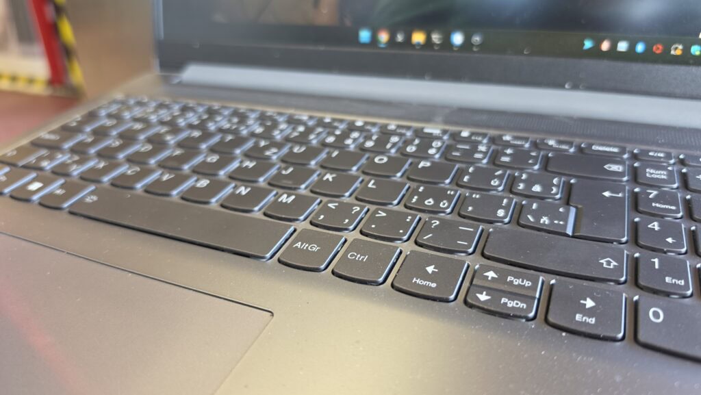 Notebook s Windows 10, klávesnice a obrazovka počítače.