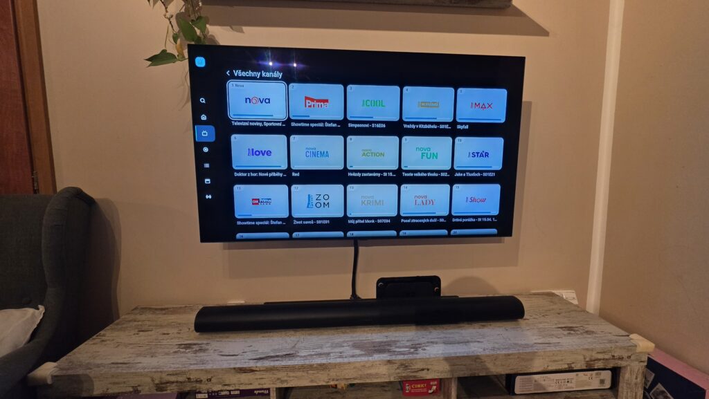 Televize zobrazující různé platformy pro sledování TV, včetně SledovaniTV, Skylink Live TV a dalších.