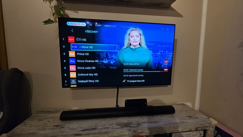 Moderní televize s přehledem různých TV platforem a programů.